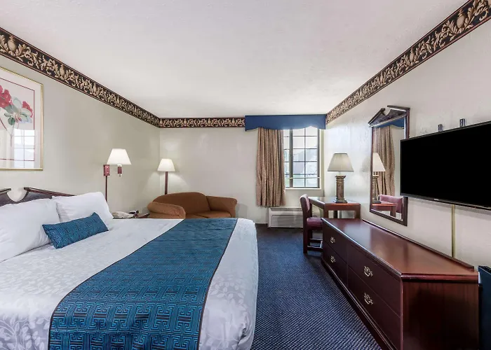 Days Inn & Suites By Wyndham Youngstown / Girard Ohio