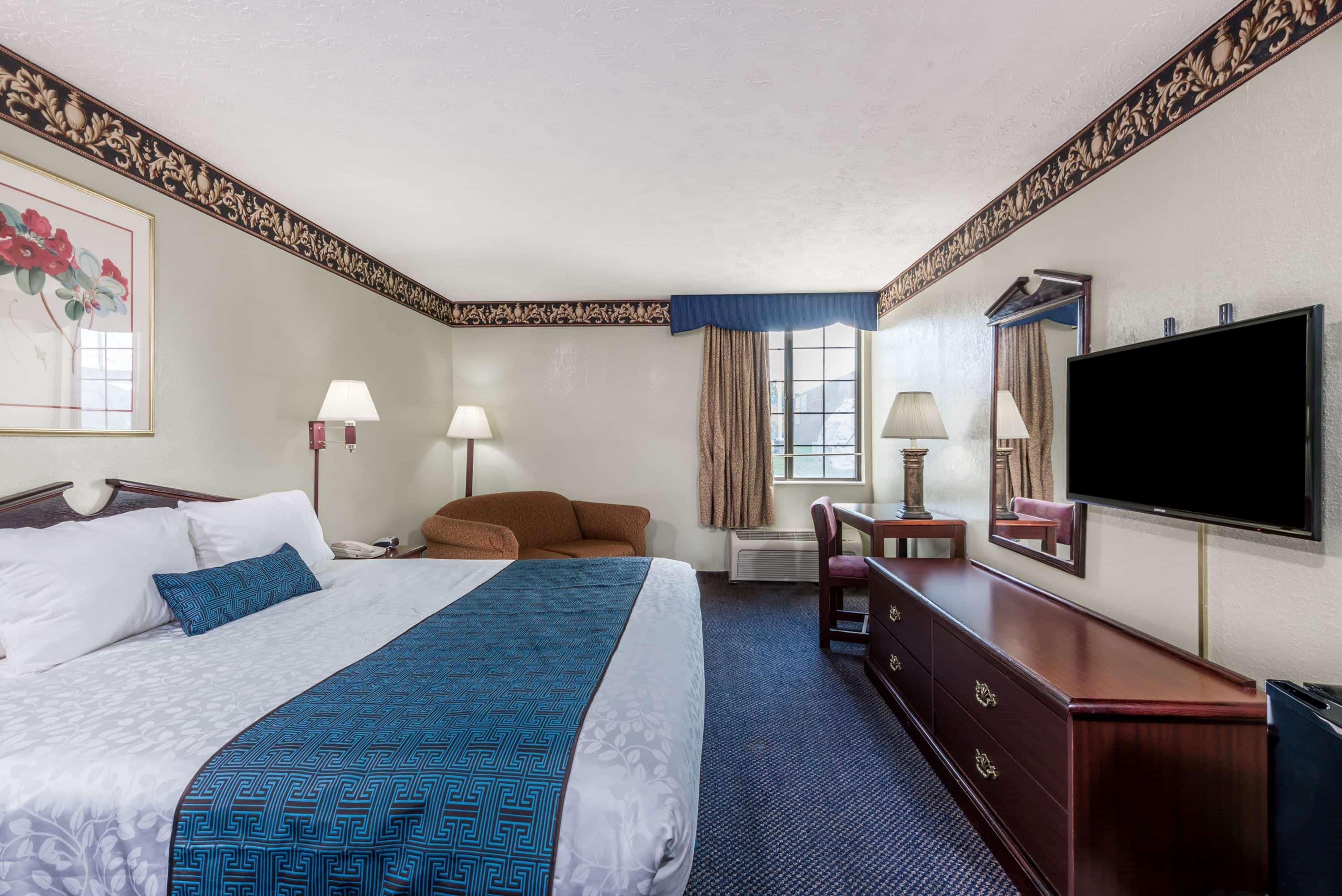 Days & By Wyndham Youngstown / Ohio Girard