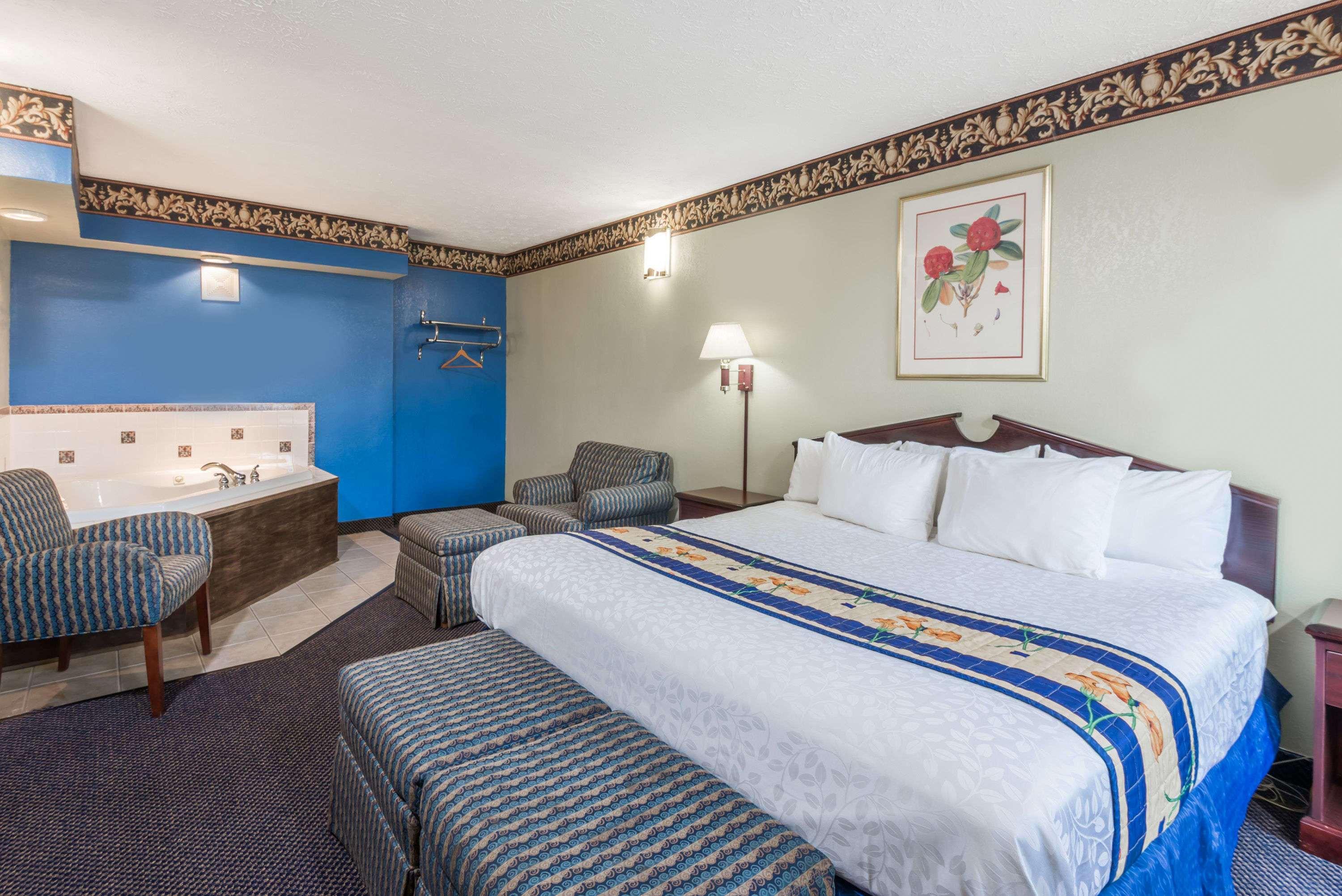 Days & By Wyndham Youngstown / Ohio Hotel